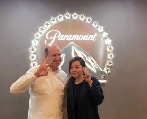 Jane Zhang e il vice-presidente della Paramount Pictures Rob Moore il 02/04/2016 per l'inaugurazione del nuovo ufficio Paramount di Pechino