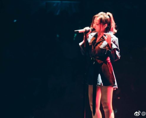 Jane Zhang si esibisce ai China Music Awards 2017