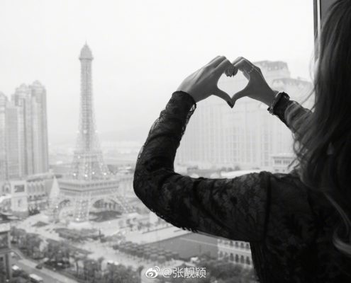 Jane posa per i fotografi. Sullo sfondo La torre Eiffel sul casinò The Parisian di Macao