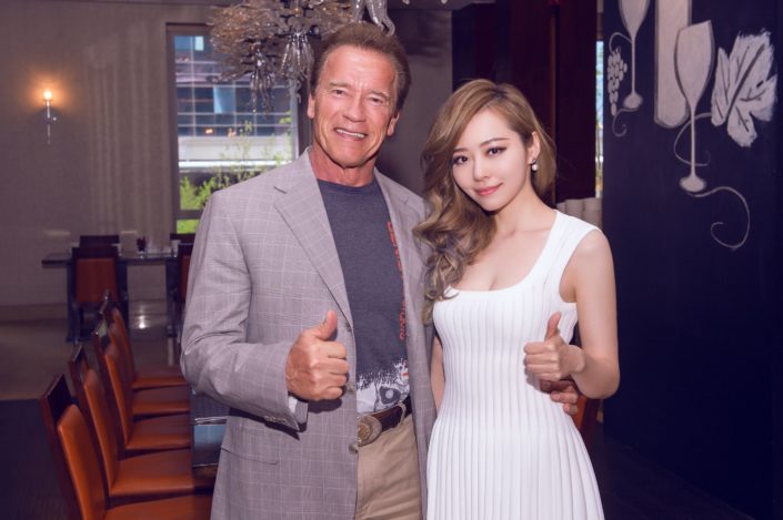 Jane Zhang e Arnold Schwarzenegger